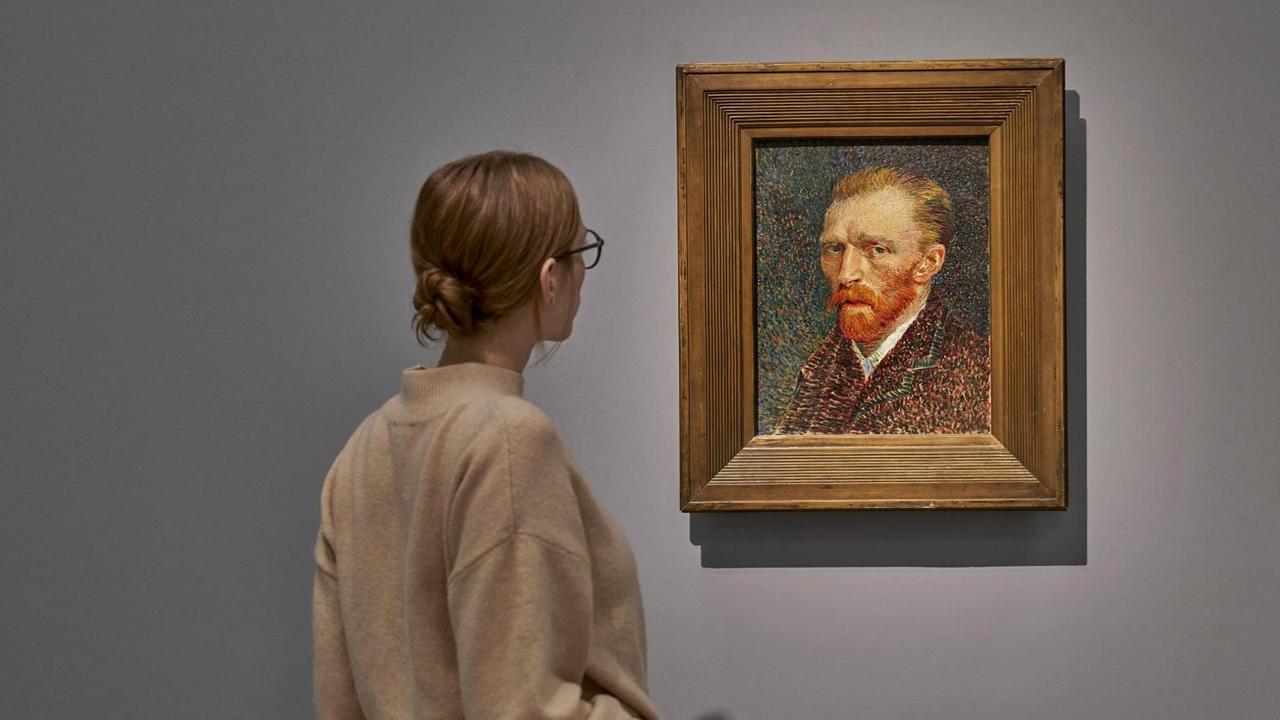 Eine Besucherin steht vor einem Selbstporträt von Vincent van Gogh in der Frankfurter Ausstellung.