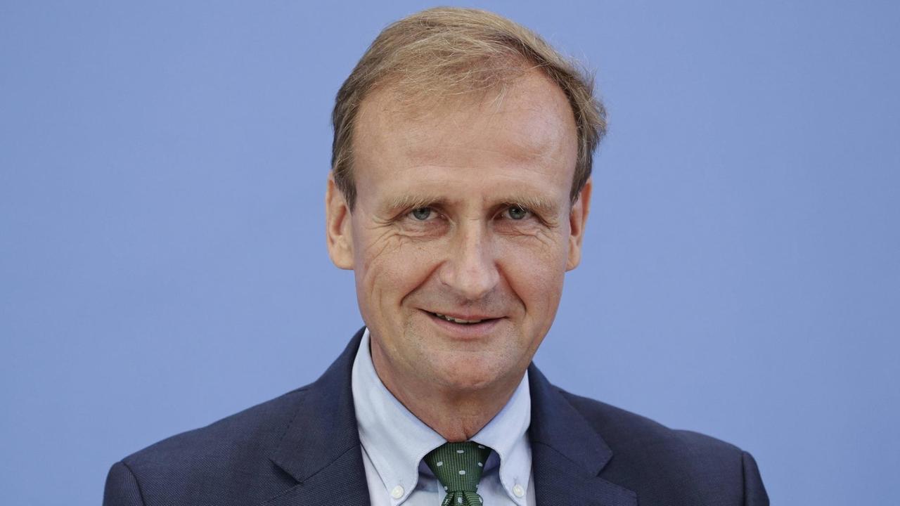 Hans-Georg von der Marwitz am 28. August 2019 auf einer Pressekonferenz zum Thema Wald im Klimawandel. Er trägt ein dunkles Sakko und eine grüne Krawattemit weißen Punkten.