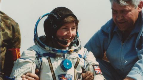 Die britische Astronautin Helen Sharman nach ihrer Landung