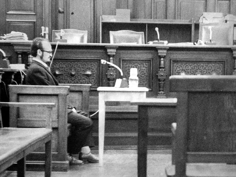 Der wegen vierfachen Frauenmordes angeklagte Wachmann Fritz Honka sitzt am 12.11.1976, dem ersten Prozessstag, auf der Anklagebank eines Hamburger Schwurgerichtes.