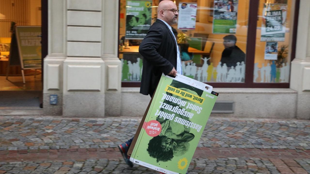 Wolfgang Wetzel, Spitzenkandidat der Grünen, läuft mit Wahlplakaten durch die Zwickauer Innenstadt