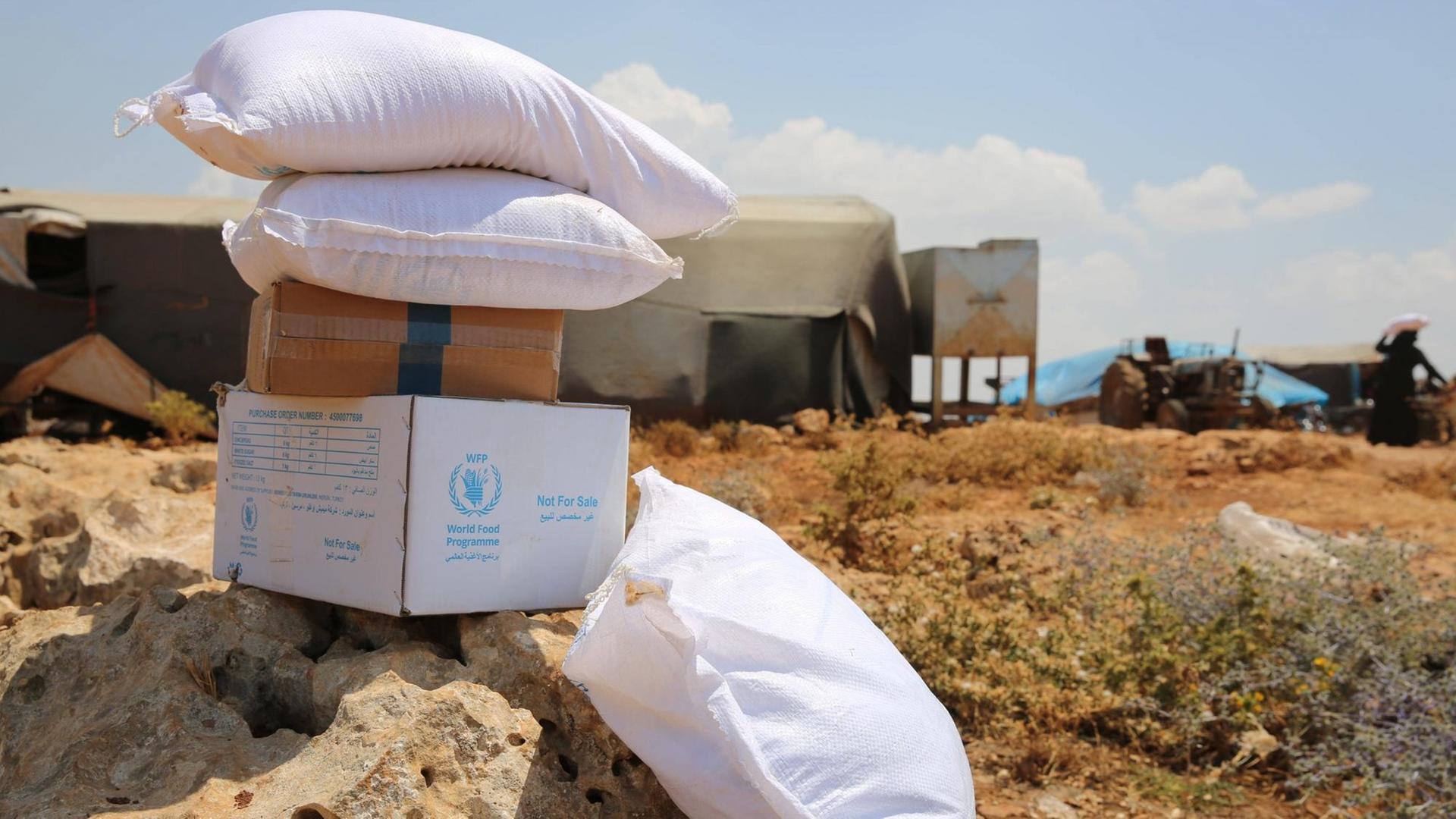 Hilfslieferungen an vertriebene Zivilisten in einem Lager in Darat Izza, nordwestlich von Aleppo. Derzeit erreicht humanitäre Hilfe das von Rebellen kontrollierte Gebiet im Nordwesten Syriens über den Grenzübergang Bab Al-Hawa, den der UN-Sicherheitsrat 2014, drei Jahre nach Beginn des Syrien-Konflikts, genehmigt hat.