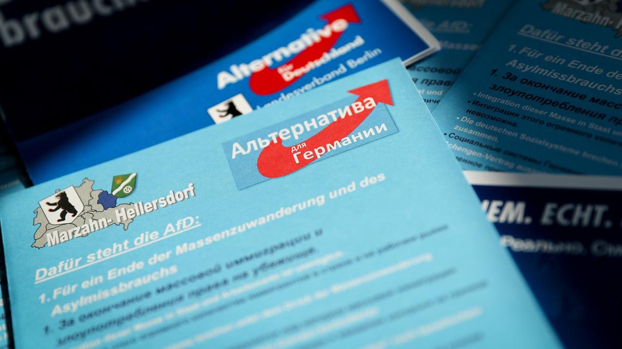 Eine Wahlkampfbroschüre der Alternative für Deutschland (AFD) für die Abgeordnetenhauswahl in den Sprachen deutsch und russisch.