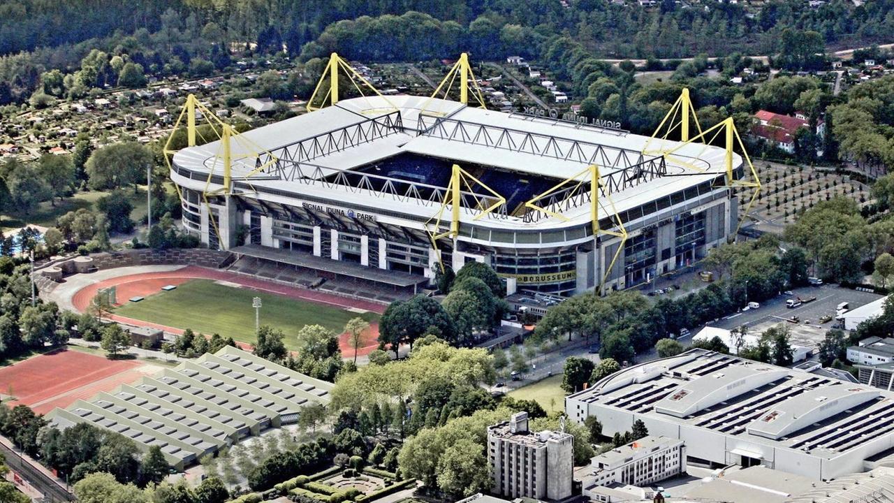 Luftaufnahme vom Signal-Iduna-Park, ehemals Westfalen-Stadion, in Dortmund.