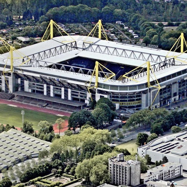 Luftaufnahme vom Signal-Iduna-Park, ehemals Westfalen-Stadion, in Dortmund.