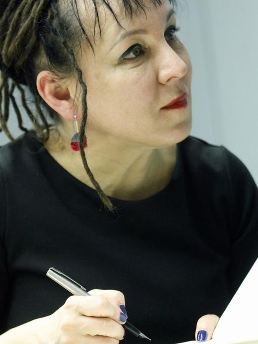Die polnische Autorin Olga Tokarczuk signiert in Białystok ihren Roman "Jakobsbücher", in dem sie den Vielvölkerstaat Polen-Litauen aufleben lässt.