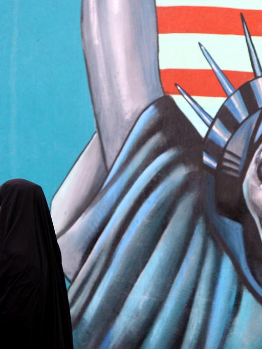 Anti-Amerikanische Graffiti an der Wand der ehemaligen US-Botschaft in Teheran, die eine Freiheitsstatur mit Totenkopf und Stahlkrone zeigt.