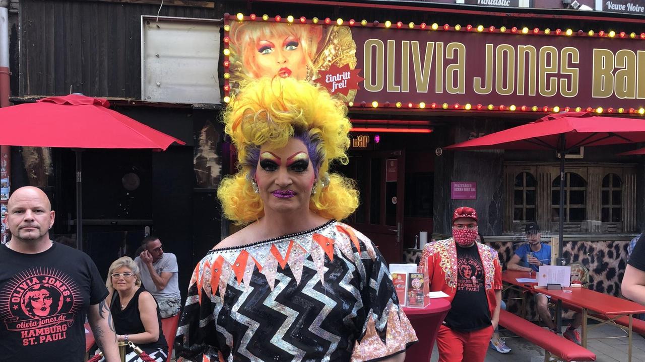 Olivia Jones steht vor ihrer Bar