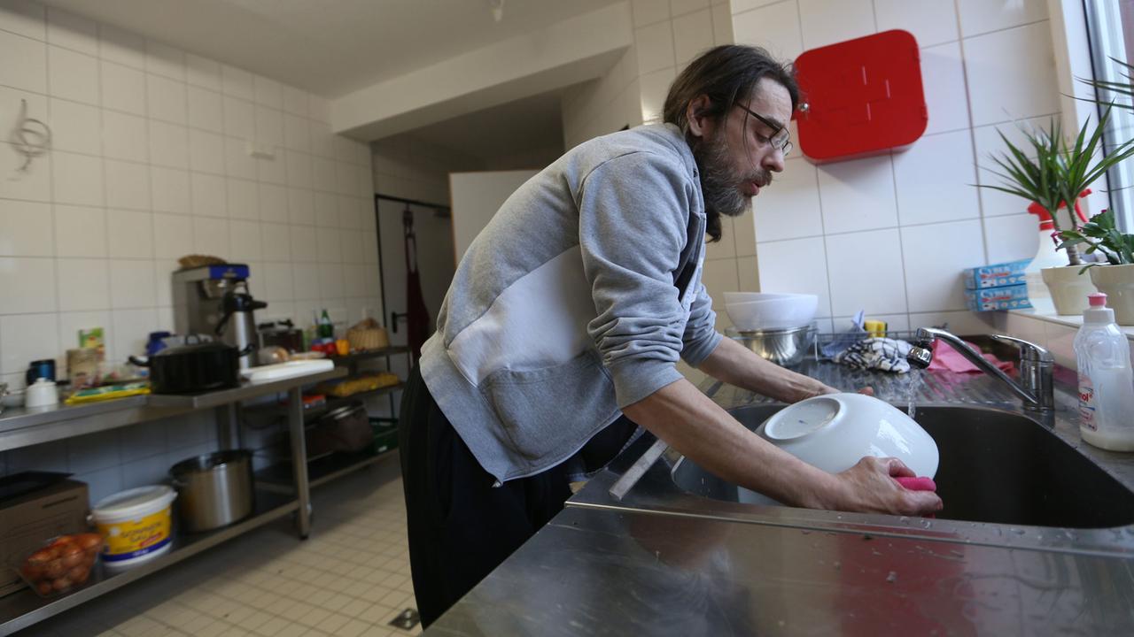 Ein Bewohner spült in einem Seniorenwohnheim für Drogenabhängige in Unna (Nordrhein-Westfalen) in der Küche am 14.01.2015.