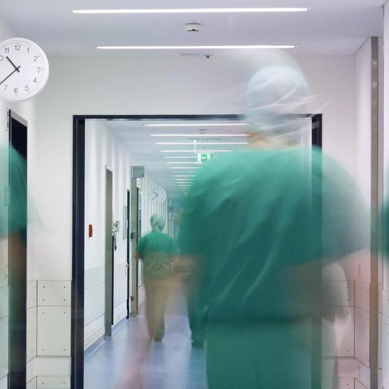 Krankenhaus-Personal läuft durch einen Krankenhaus-Flur