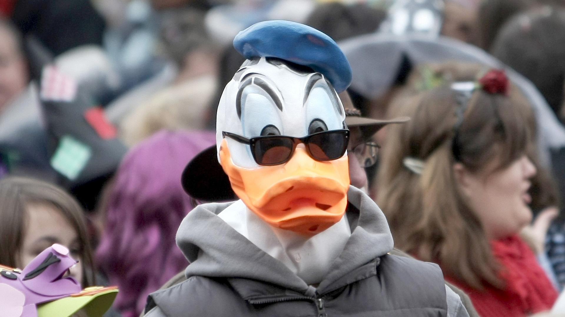 Ein als "Donald Duck" verkleideter Mann beim Fastnachtsstart in Mainz