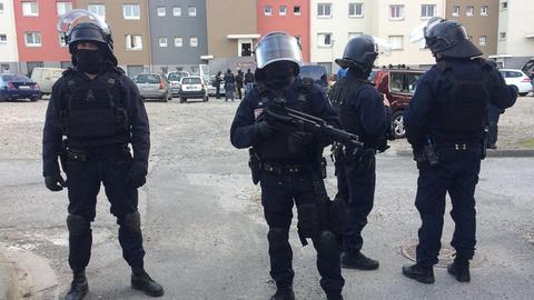 Mitglieder einer Spezialeinheit sichern die Gegend bei Carcassonne während einer Durchsuchungsaktion.