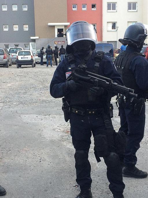 Mitglieder einer Spezialeinheit sichern die Gegend bei Carcassonne während einer Durchsuchungsaktion.