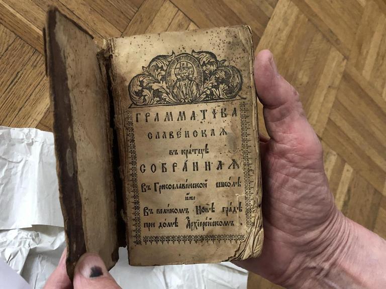 Das älteste in der Sammlung der geraubten Bücher: eine russische Grammatik, vermutlich aus dem 17. Jahrhundert.
