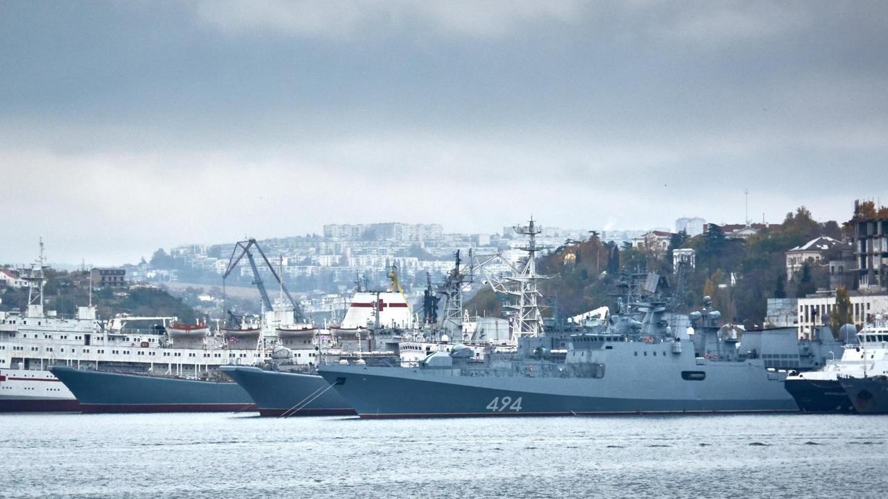 Kriegsschiffe in der strategisch wichtigen Bucht von Sewastopol.