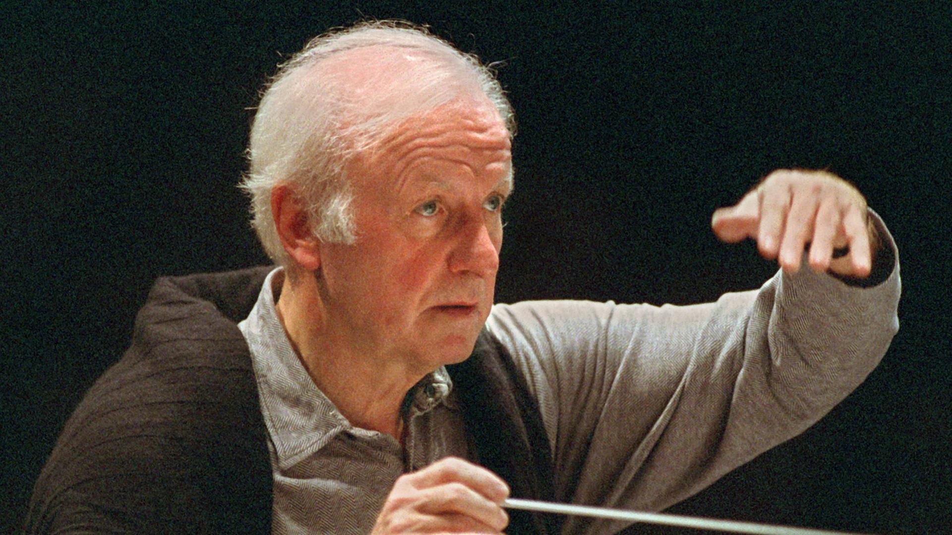 Der deutsche Dirigent Gerd Albrecht bei einer Probe der Kölner Philharmonie in Leverkusen