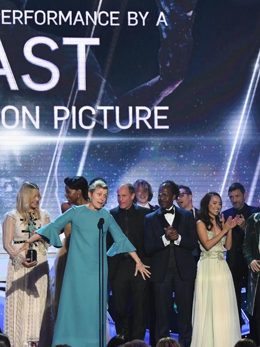 Frances McDormand mit der Filmcrew von 'Three Billboards Outside Ebbing, Missouri' bei den SAG Awards am 21. Januar 2018, bei denen der Film gleich in mehreren Kategorien Preise abgeräumt hat.