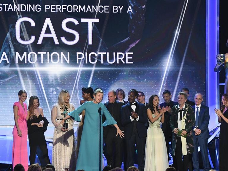 Frances McDormand mit der Filmcrew von 'Three Billboards Outside Ebbing, Missouri' bei den SAG Awards am 21. Januar 2018, bei denen der Film gleich in mehreren Kategorien Preise abgeräumt hat.
