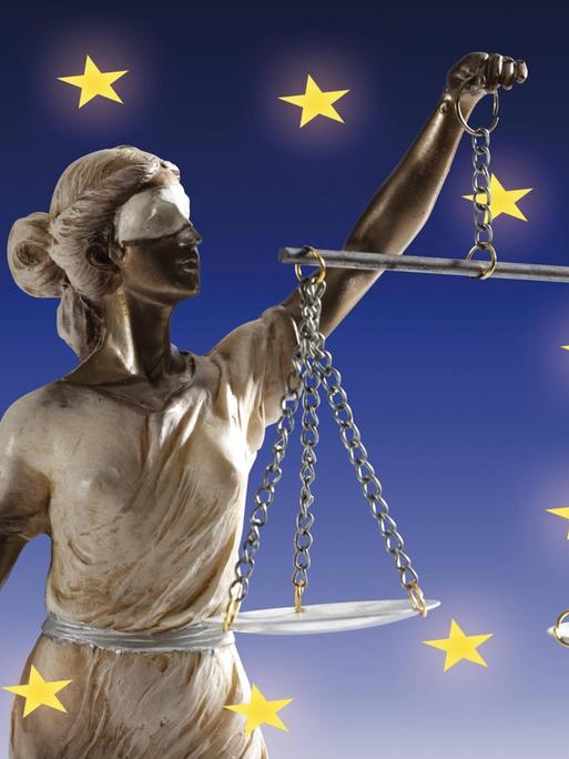 Justitia, die Symbolfigur der Gerechtigkeit vor der europäischen Flagge