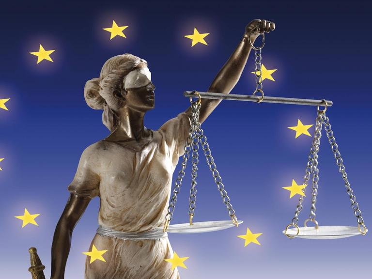 Justitia, die Symbolfigur der Gerechtigkeit vor der europäischen Flagge