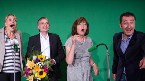 Simone Peter, die Kandidaten Sven Giegold und Rebecca Harms sowie Cem Özdemir. (v. l.) stehen nach der Europawahl auf der Bühne der grünen Wahlparty in Berlin und freuen sich über die erste Hochrechnung.