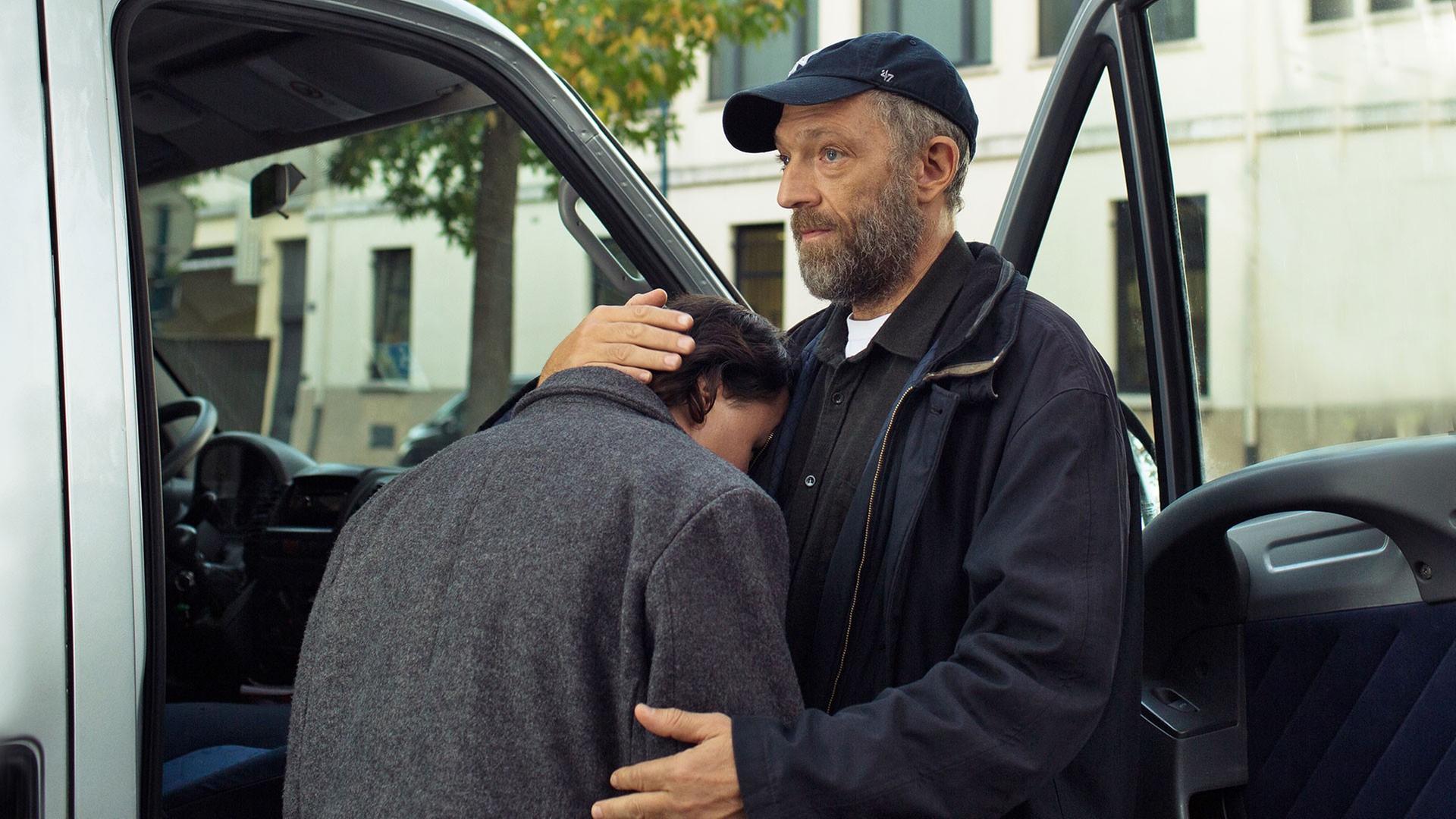 Vincent Cassel als Bruno tröstet den jungen Benjamin Lesieur als Joseph und lässt ihn an seine Schulter anlehnen.