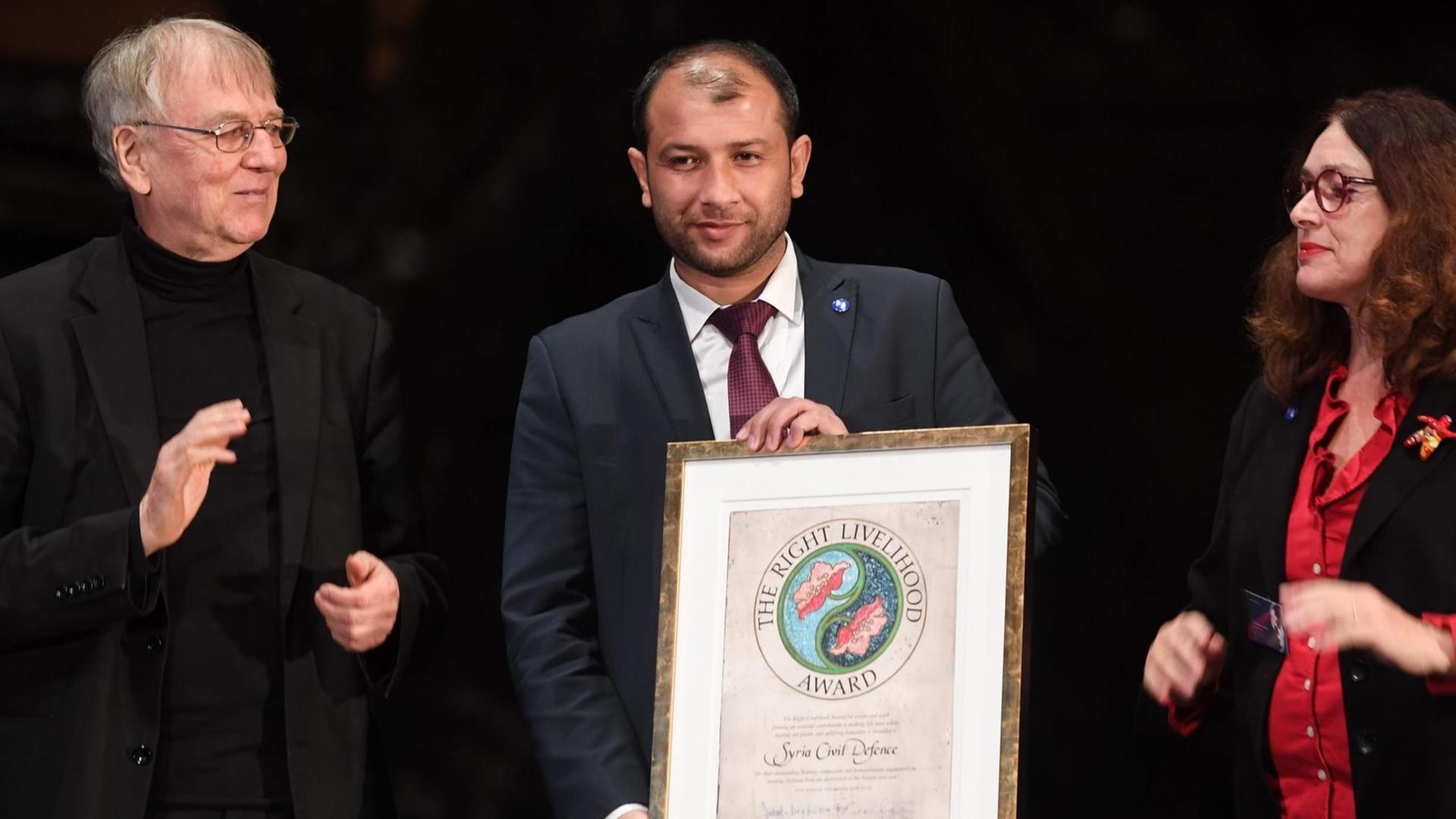 Raed al Saleh von den syrischen "Weißhelmen" nimmt den Alternativen Nobelpreis entgegen.