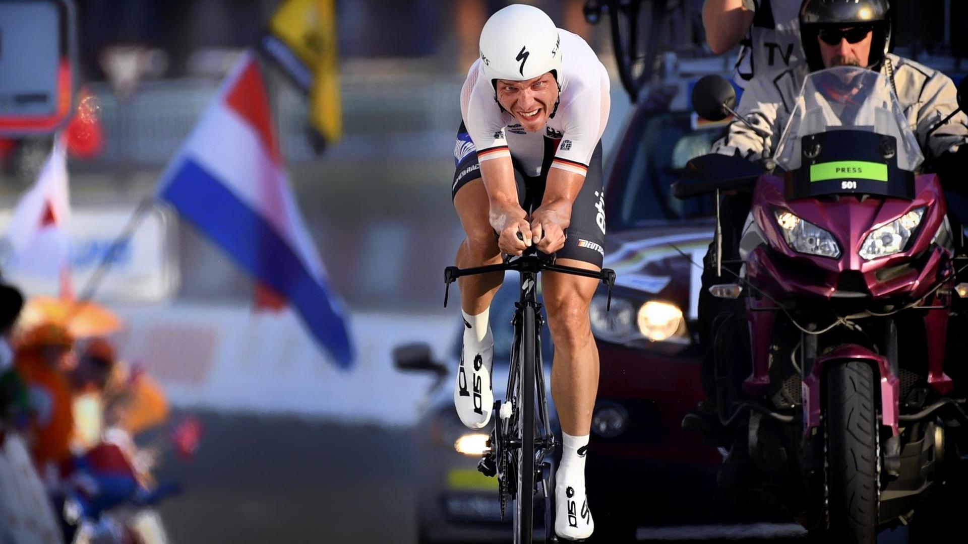 Der deutsche Radfahrer Tony Martin hat die Welt-Meisterschaft beim Rad-Rennen in dem Land Katar gewonnen.