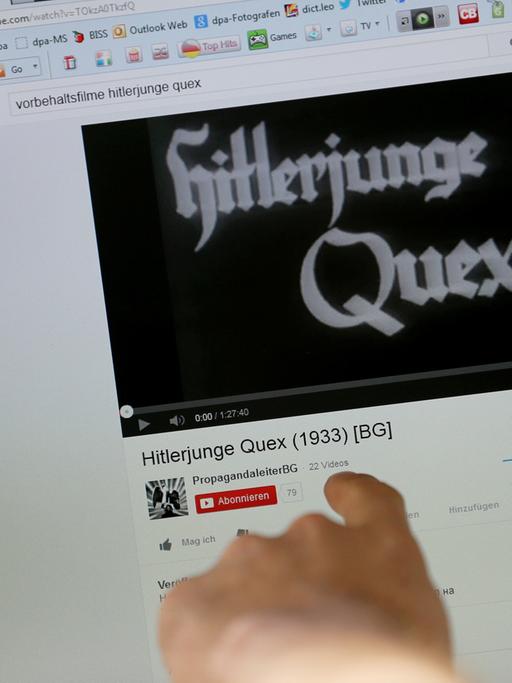 Ein Mann betrachtet an einem Computermonitor den NS-Propagandafilm "Hitlerjunge Quex", der im Videoportal "Youtube" zu sehen ist.