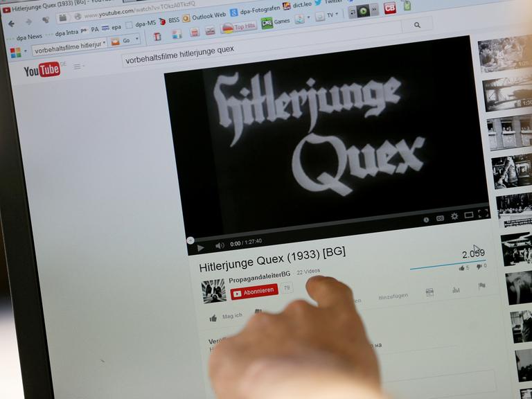 Ein Mann betrachtet an einem Computermonitor den NS-Propagandafilm "Hitlerjunge Quex", der im Videoportal "Youtube" zu sehen ist.