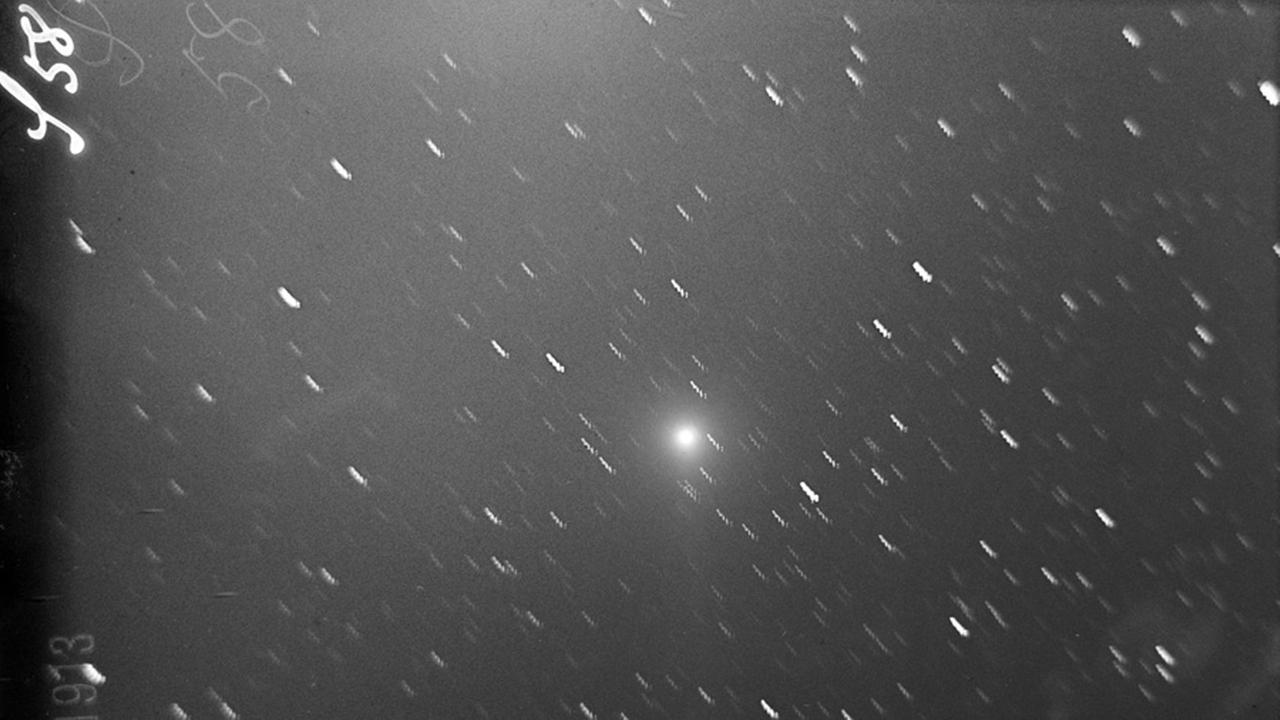 Der Komet Westphal bei seiner Erscheinung 1913; aufgrund der ungenauen Nachführung des Teleskops während der lang belichteten Aufnahme erscheinen die Sterne als Schlangenlinien