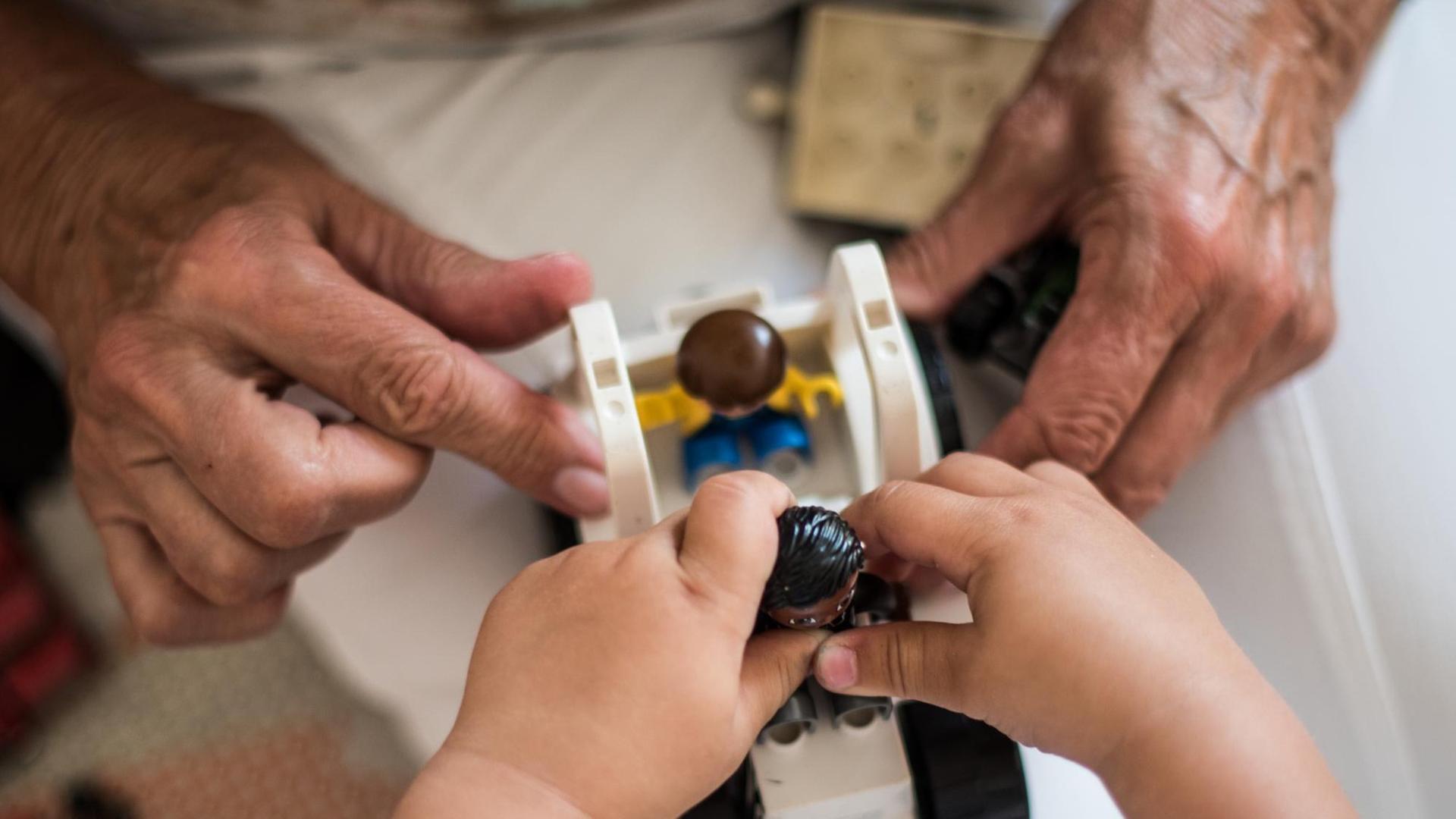 Eine Seniorin spielt mit einem zweijährigen Kind. Im «Mehrgenerationen Haus Bad Nauheim» begegnen sich Menschen unabhängig von Alter und Herkunft. Unter anderem möchte das Zentrum generationenübergreifendes Denken und Handeln fördern.