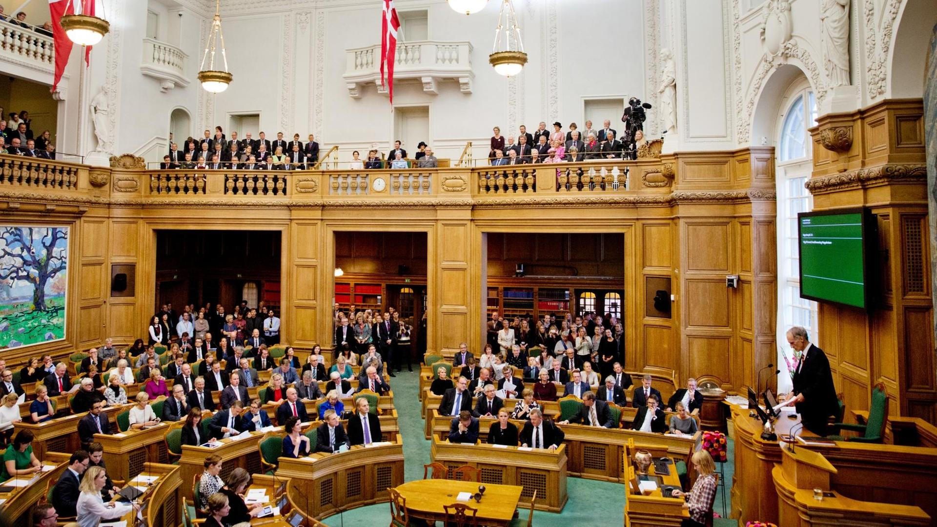 Blick vom Besucherrang in das vollbesetzte und holzgetäfelte Plenum. Blick vom Besucherrang in das vollbesetzte und holzgetäfelte Plenum.