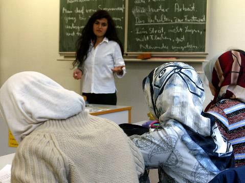 Türkische Schülerinnen nehmen am Unterrichtsfach Islamkunde in Bremen teil.