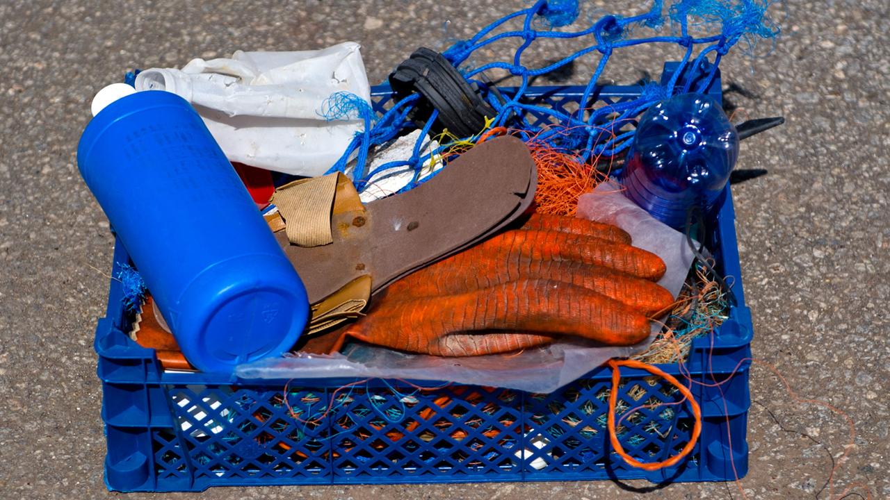 Eine Kiste mit Plastikmüll aus dem Meer, fotografiert im Hafen von Neustadt in Holstein