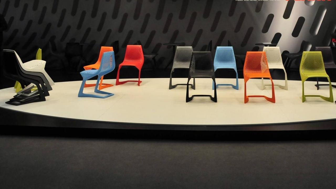 Verschiedene farbige Kunststoffstühle des Designers Konstantin Grcic in einer Ausstellung auf der Internationalen Möbelmesse "imm Cologne" in Köln 2009.