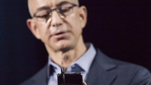 Amazon-Chef hält das Firephone bei der Vorstellung des Gerätes in Seattle am 18. Juni 2014 in der Hand.