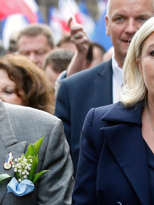 Jean-Marie Le Pen (l) und Marine Le Pen, Vorsitzende der französischen rechtsextremen Front National