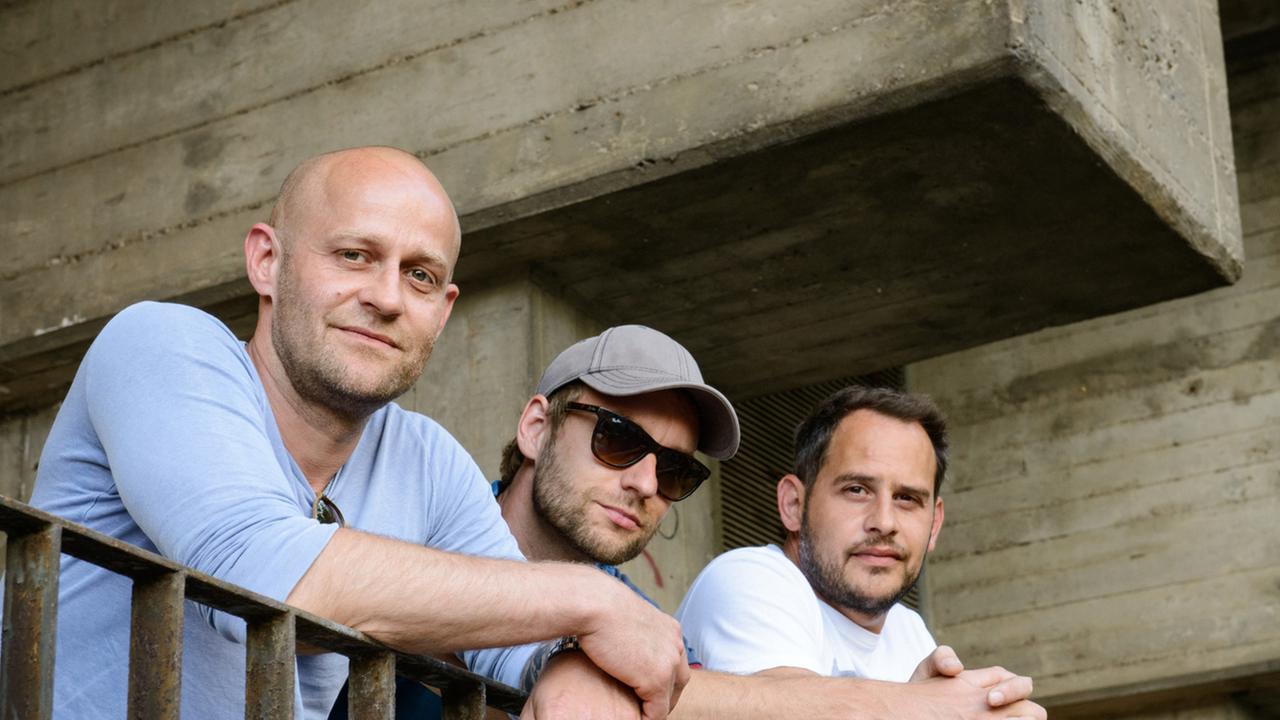 Die Schauspieler Moritz Bleibtreu (r), Jürgen Vogel (l) und der Regisseur Maximilian Erlenwein (M) posieren am 19.07.2013 während Dreharbeiten des Films «Stereo» in Halle.