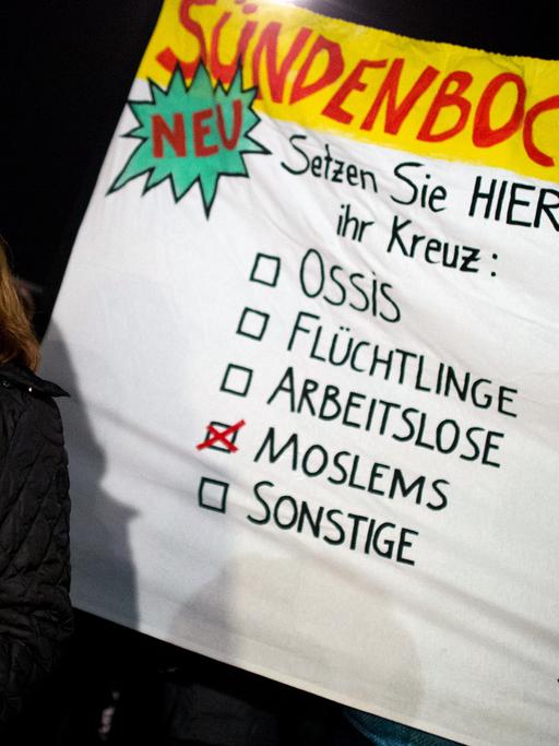 Die Integrationsministerin von Sachsen, Petra Köpping (SPD) ist am 05.01.2015 in Dresden (Sachsen) Teilnehmerin einer Demonstration gegen die islamkritische Pegida-Bewegung.