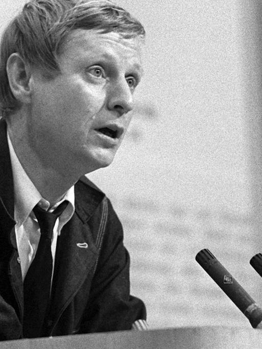 Schriftsteller Hans Magnus Enzensberger am 28.05.1968 Veranstaltung gegen Notstandsgesetzgebung Großer Sendesaal des Hessischer Rundfunk in Frankfurt am Main