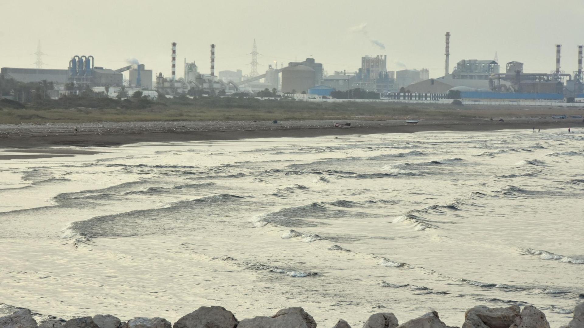 Eine Chemiefabrik direkt am Meer von Chatt Essalem