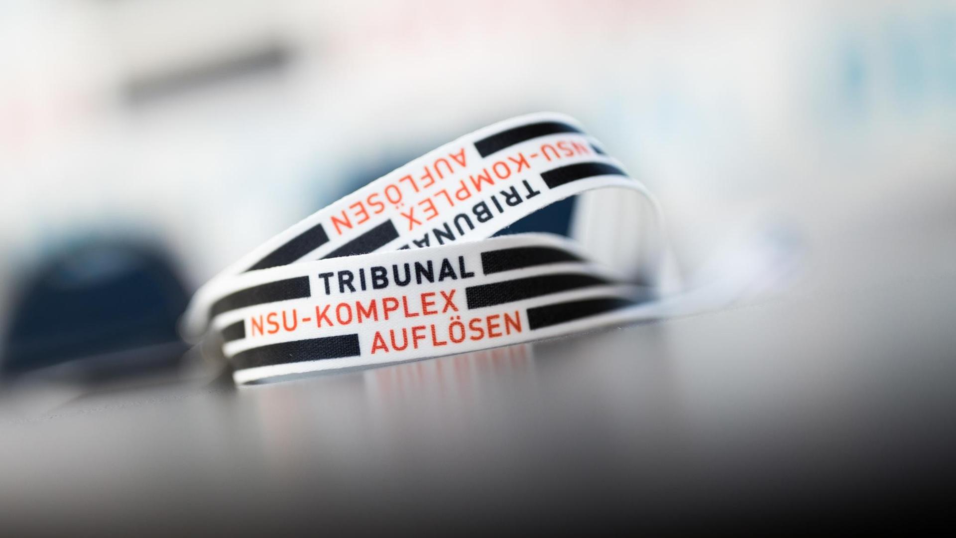 Ein Band mit der Aufschrift "Tribunal NSU-Komplex auflösen" liegt am 17.05.2017 bei einer Pressekonferenz in Köln auf einem Tisch. In einem öffentlichen Tribunal sollen die Täter benannt werden, die im NSU-Prozess nicht auf der Anklagebank sitzen. Das Projekt, dass am 17.05. am Schauspiel Köln beginnt, erstreckt sich über fünf Tage.