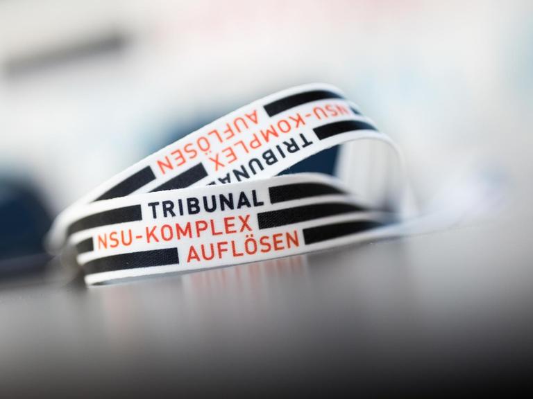Ein Band mit der Aufschrift "Tribunal NSU-Komplex auflösen" liegt am 17.05.2017 bei einer Pressekonferenz in Köln auf einem Tisch. In einem öffentlichen Tribunal sollen die Täter benannt werden, die im NSU-Prozess nicht auf der Anklagebank sitzen. Das Projekt, dass am 17.05. am Schauspiel Köln beginnt, erstreckt sich über fünf Tage.