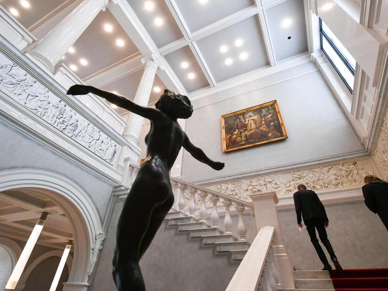 Mitarbeiter gehen einen Treppenaufgang in der geschlossenen Alten Nationalgalerie hinauf, bevor die ersten Besucher mit neuer Wegeleitung hinein dürfen.