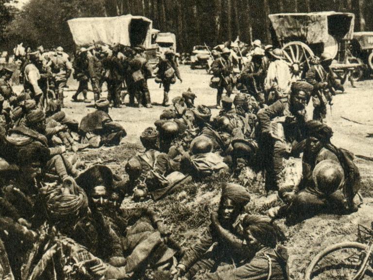 Historisches Foto einer Sammelstelle an der Westfront im Ersten Weltkrieg