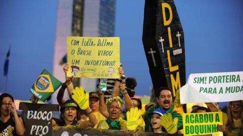 Demonstranten vor dem Nationalkongress in der brasilianischen Hauptstadt Brasilia am 11.5.2016.