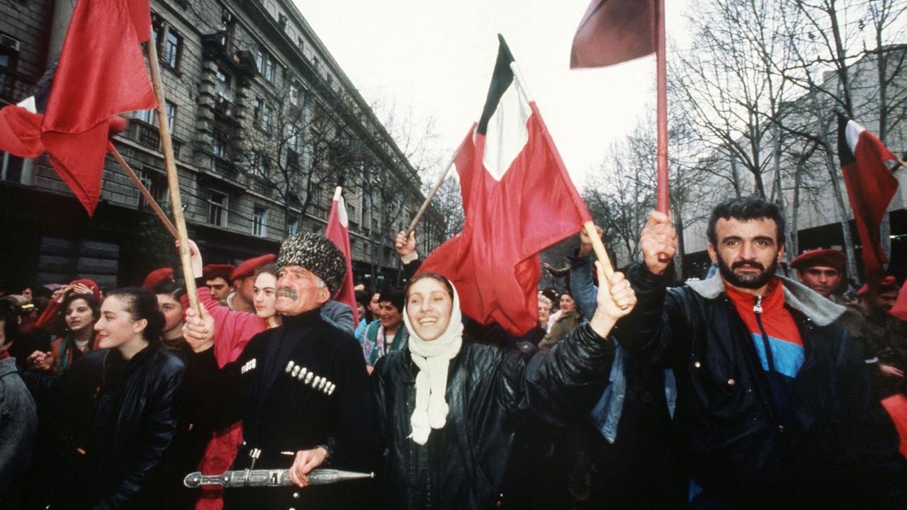 Georgier feiern am 9. April 1991 in der Hauptstadt Tiflis die Erklärung der Unabhängigkeit ihrer Republik durch das georgische Parlament. In einer Volksabstimmung am 31. März 1991 hatten sich 98,9 Prozent der Bevölkerung für eine Unabhängigkeit ihres Landes von der Sowjetunion ausgesprochen.
