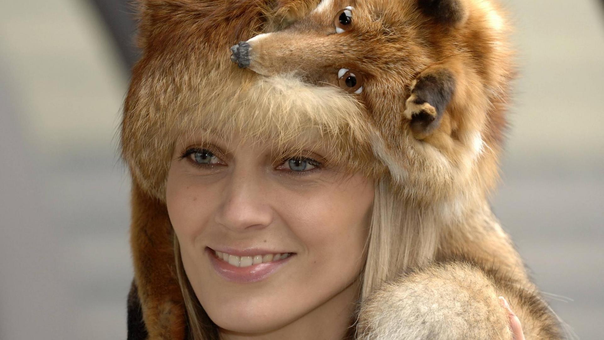 Ein Model präsentiert eine Hutkreation. Ein Model präsentiert eine Hutkreation.