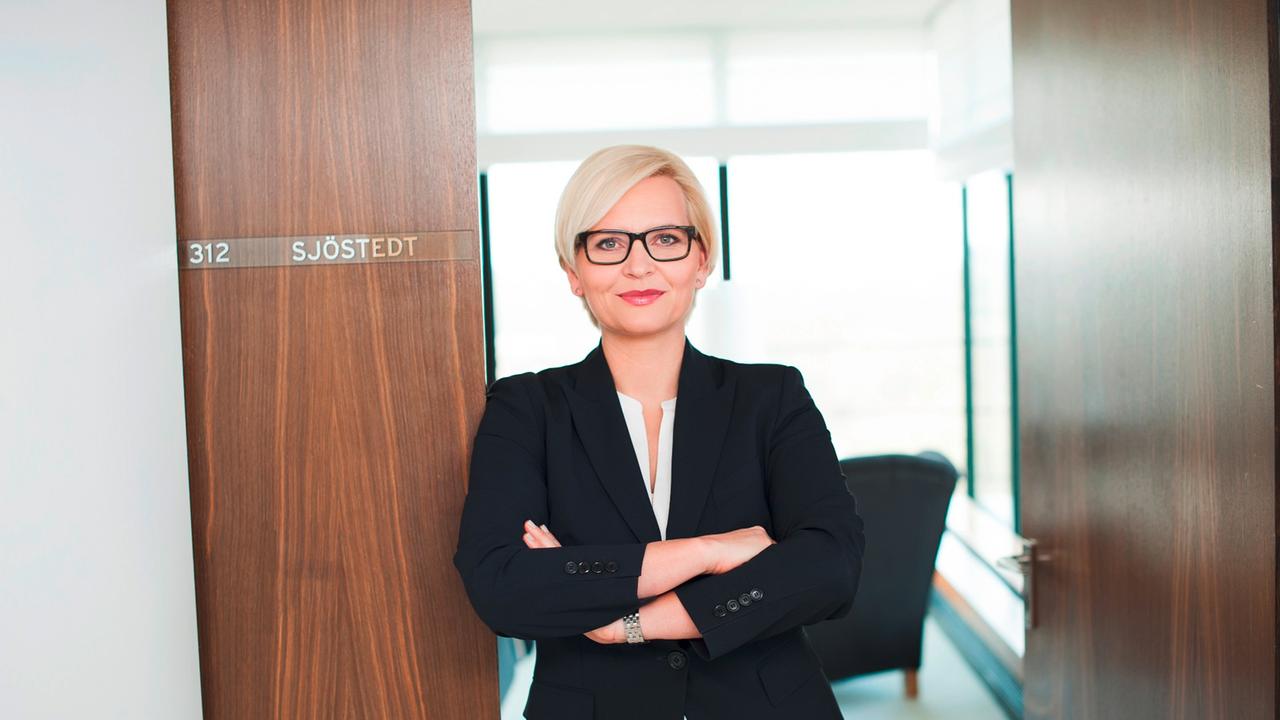 HANDOUT - Eva Lotta Sjöstedt, CEO Karstadt Essen, (Foto vom 06.03.2014). Frauen sollen bei Karstadt bessere Chancen im Management erhalten. Die neue Chefin Eva-Lotta Sjöstedt will mehr weibliches Personal in Führungspositionen bringen. «Wenn ich zwei Kand HANDOUT - Eva Lotta Sjöstedt, CEO Karstadt Essen, (Foto vom 06.03.2014). Frauen sollen bei Karstadt bessere Chancen im Management erhalten. Die neue Chefin Eva-Lotta Sjöstedt will mehr weibliches Personal in Führungspositionen bringen. «Wenn ich zwei Kand